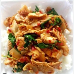 กะเพราหมูชิ้นหน่อไม้ดองราดข้าว