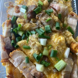 ข้าวไข่ข้นหมูกรอบ