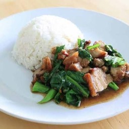 คะน้าหมูกรอบราดข้าว