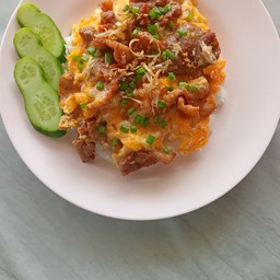 หมูกระเทียมไข่ขยี้ ราดข้าว