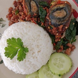 กระเพราหมูสับไข่เยี่ยวม้า