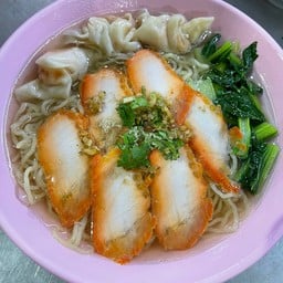 ชายสี่บะหมี่เกี๊ยว (หน้าเซเว่นสะพานขาวราชภัฏลำปาง)