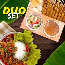 [เซตสุดฮิต] ข้าวหมูสามชั้นคั่วพริกเกลือ + หมูสะเต๊ะอาซ้อ ชุดใหญ่ 22 ไม้