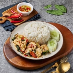 อกไก่ผัดกะเพราราดข้าว