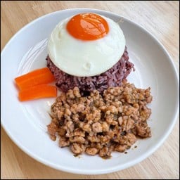ข้าวไรซ์เบอรี่ กะเพราหมูสับ + ไข่ดาว