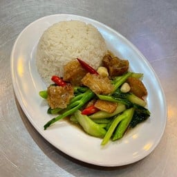 คะน้าหมูกรอบราดข้าว