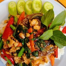 ข้าวหน้าหมูสับผัดโหระพาไข่เยี่ยวม้าทอด