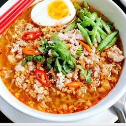 มาม่าต้มยำหมูสับไข่ต้ม (น้ำใส)