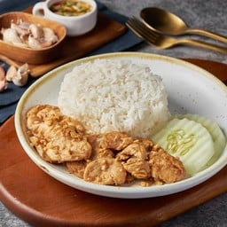 อกไก่ผัดกระเทียมราดข้าว