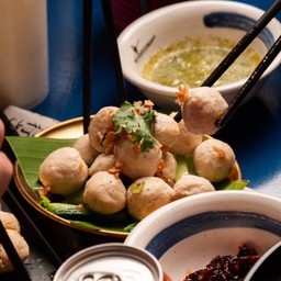 ลูกชิ้นหมูลวกน้ำจิ้มสูตรเด็ด