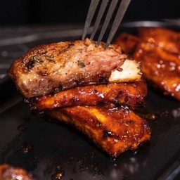 ซี่โครงหมูย่างโรสแมรี่ 4 ชิ้น