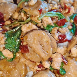 ข้าวกะเพราหมูสับ+ ลูกชิ้นเอ็นเนื้อโกเด้ง