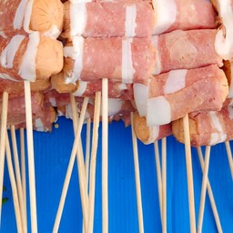 เบคอนพันไส้กรอก