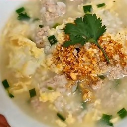 ข้าวต้มหมูสับใส่ไข่