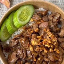 ข้าวเนื้อทอดกระเทียม