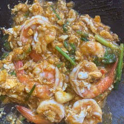 กุ้งผัดผงกะหรี่ราดข้าว