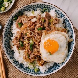 MOMO : ข้าวหน้าหมูสไลด์-ข้าวไข่ข้น