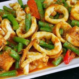 ข้าวราดพริกแกงปลาหมึก