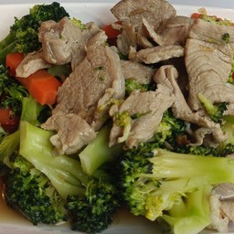 ผัดมัคโครี่หมูชิ้น
