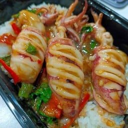 ข้าวหอมกะเพราหมึกไข่
