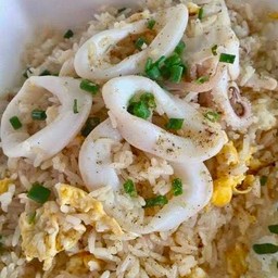 ข้าวผัดปลาหมึก