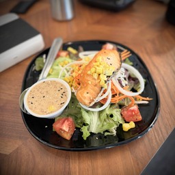 สลัดแซลม่อนย่าง grill salmon salad