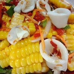 ยำข้าวโพดปลาหมึก