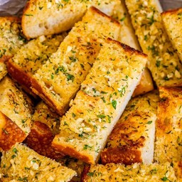 ขนมปังเนยกระเทียมอบ 8 ชิ้น