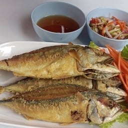 ปลาทูทอด 4 ตัว ราดน้ำสามรส + น้ำปลามะม่วง