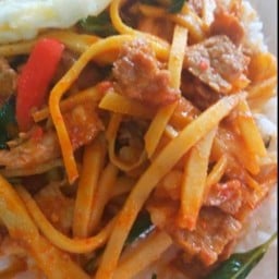 ผัดพริกเเกงหน่อไม้หมูกรอบ(กับข้าว)