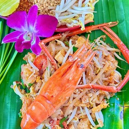 ผัดไทยกุ้งแม่น้ำหรือกุ้งสด