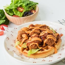 วาฟเฟิลไก่ซอสศรีราชา Japanese fried chicken with sriracha sauce in waffle