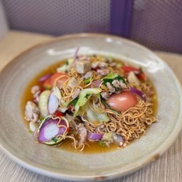ยำมาม่าหมูสับหมูยอ Spicy Instant Noodle Salad With Minced Pork And Vietnamese Sausage