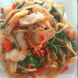 กะเพราหน่อไม้หมูกรอบราดข้าว