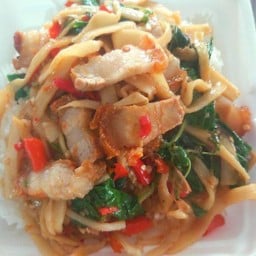 กะเพราหน่อไม้หมูกรอบ(กับข้าว)