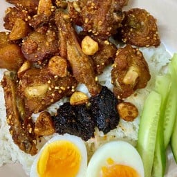ข้าวไก่ทอดแม่ด้า
