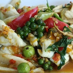 ผัดฉ่าเนื้อปลาเห็ดโคน