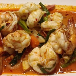 กุ้งผัดน้ำพริกเผาใส่ยอดมะพร้าว