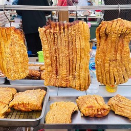 อาหารเป็นกับข้าว ใช้หมูกรอบ 100กรัม