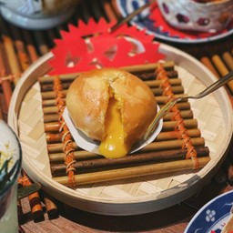 ซาลาเปาลาวาไส้ไข่เค็ม