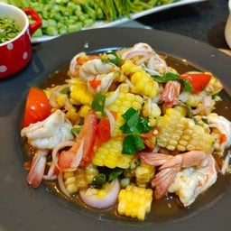 ยำข้าวโพดกุ้งสุก