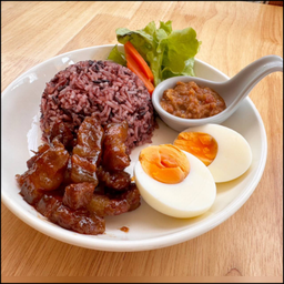 ข้าวไรซ์เบอร์รี่ น้ำพริกกะปิ หมูหวาน + ไข่ต้ม