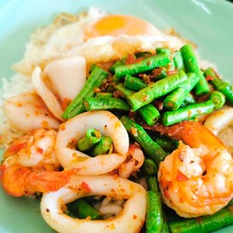 ข้าวผัดพริกแกงทะเล