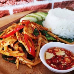 ผัดพริกแกงไก่ ใส่หน่อไม้