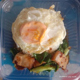 ข้าวคะน้าหมูกรอบ