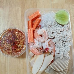 ยำรวม-กุ้ง หมึก ปูอัด ไส้กรอก หมูสับ หมูยอ วุ้นเส้น