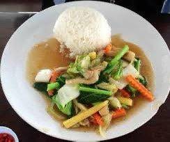 ผัดผักรวมราดข้าว