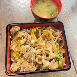 Buta Don ข้าวหน้าหมูต้มซอส