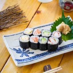 Kani Maki ข้าวห่อไส้ปูอัด