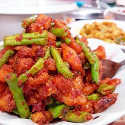 ผัดพริกแกงกากหมูราดข้าว